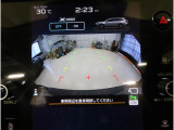 後方映像を11.6インチディスプレイに表示し、ステアリング連動ガイドラインが駐車をサポート。さらに後退時はリヤ4センサーが障害物を検知し、必要に応じてブレーキが作動します。