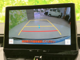 バック時の安全性を高めるバックモニター。狭い場所でもスムーズな駐車をサポートし、運転の負担を軽減します。