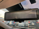 スマートルームミラー◆積載物などで、さえぎられがちなルームミラーの後方視界。車内状況に関わらず車両後方にあるカメラの映像をルームミラーに映し出します!もちろん夜や悪天降雨でもクリアな後方視界を確保!