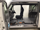 床は低く、天井は高く、すみずみまで使える四角い荷室の大空間です。運転席以外の空間すべてに荷物が積める!。助手席側センターピラーレス (ドアインピラー構造)です。