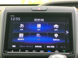 見やすい大型ディスプレイが、運転中の操作をサポート。多彩な機能を搭載し、快適なドライブを演出します。目的地設定も簡単です。