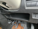 運転席の足元にも収納ポケットがあります。