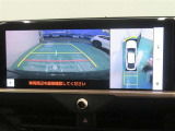 パノラミックビューモニター搭載。カメラで車両周囲の状況を映し出すため、狭い場所での駐車などに役立ちます。