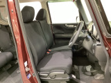 女性でも運転がしやすいように、シートの高さ調整機能(シートリフター)がついています。運転席と助手席の間が空いている為、助手席側への移動がスムーズです。交通量の多い道でも助手席側から乗り降りができます。