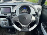 インテリアに合わせたデザインのステアリングは、運転される方のことも考え、運転しやすい形状、大きさです。是非一度、実際に触ってお確かめください。