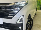 【LEDヘッドライト】悪天候や夜間走行時も良好な視界を確保し安心して運転できる高輝度LEDヘッドライトを装備!点灯速度が早く、消費電力も抑えられています。