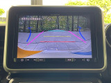 【バックカメラ】駐車時に後方がリアルタイム映像で確認できます。大型商業施設や立体駐車場での駐車時や、夜間のバック時に大活躍!運転スキルに関わらず、今や必須となった装備のひとつです!