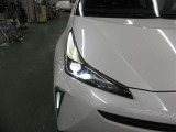 1灯の光源でハイ・ローを切り替えられるBi-Beam LEDランプ。通常ランプの2倍以上明るく約10年のロングライフです。
