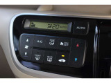 フルオートエアコンを装備。車内の温度設定だけでなく空気清浄や脱臭などの効果を発揮して車内は快適空間♪