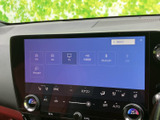 多彩な音源に対応し、車内を最高のサウンド空間に変えます。お好みの音楽を楽しみながら、快適なドライブをお過ごしください。操作も簡単。