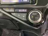 【オートエアコン】一度お好みの温度に設定すれば、車内の温度を検知し風量や温度を自動で調整。暑い&hellip;寒い&hellip;と何度もスイッチ操作をする必要はありません。快適な車内空間には必須の機能ですね♪