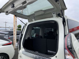 デュアルバックドアで狭いところでも荷物の出し入れができます。