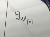 【ブラインドスポットモニター】走行中、ドアミラーの死角になりやすい箇所に後続車が接近するとサイドミラーのレンズに警告を表示!ドライバーに注意喚起をしてくれます。