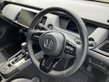 握りやすい形状で、運転操作をサポート。ステアリングスイッチで、オーディオやハンズフリー通話も操作可能です。