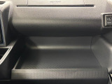 助手席側のインパネトレイは大きくてボックスティッシュも置けます!