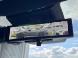 車両後方のカメラ映像をミラー面に表示。乗員や荷物で後方視界が遮られる場合でも、クリアな後方視界を確保して安全運転をサポートします。