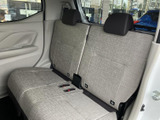 後部座席も広々としており、ゆったりと過ごせます。快適なカーライフをサポートする空間です。家族や友人と楽しい時間を。