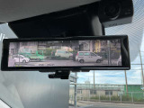 インテリジェントルームミラーが付いております。バックドアについてますカメラと連動して、後方の映像がルームミラーに映ります。