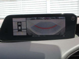 車体がシースルー(透過)して周囲の見通しを高めた設計の『360&deg;シースルービューモニター』を搭載。大きな車体でも、上空から見下ろす正確な視点で、狭い道や駐車をサポートします。