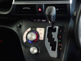 車内を快適に、オートエアコンを装備しています。