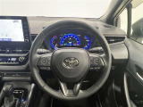 3本スポークステアリング!ステアリングスイッチ付!音量調整やメーター内インフォメーションの操作、全車速追従機能レーダークルーズコントロールの操作などが可能!