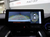 パノラミックビューモニター付きです。車両を上から見たような映像をディスプレイオーディオ画面に表示。運転席からの目視だけでは見にくい、車両周辺の状況をリアルタイムでしっかり確認できます。