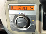 【オートエアコン】一度お好みの温度に設定すれば、車内の温度を検知し風量や温度を自動で調整。暑い&hellip;寒い&hellip;と何度もスイッチ操作をする必要はありません。快適な車内空間には必須の機能ですね♪