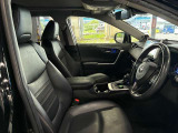 運転席の画像です。足元やシートまわりに余裕があり、リラックスした姿勢で運転が可能です。視界も良好で操作系へのアクセスもしやすく、快適で安心感のあるドライブをサポートします。
