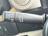 雨天時でもクリアな視界を確保するワイパーレバー。運転状況に合わせて、最適な設定に調整できます。安全運転をサポートします。