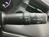 操作しやすいウインカーレバーで、安全な車線変更をサポートします。直感的な操作感で、運転に集中できます。夜間でも視認性に優れています。