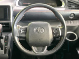 インテリアに合わせたデザインのステアリングは、運転される方のことも考え、運転しやすい形状、大きさです。是非一度、実際に触ってお確かめください。
