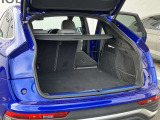 開口部が低く設定されているので、荷物の積み下ろしがスムーズに行えます。更に分割可倒式リアシートの採用でシートのバックレストを倒すと、大きく長い荷物も積み込めます。