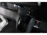 インパネシフトだから視線の移動も少なく足元もスッキリ♪運転席もゆったりしているのでゆとりを持ってドライブできますね!