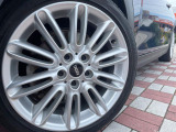 ●純正17インチアルミホイール:輸入車ならではの卓越した走りを支えるホイールと足回りです!日本車の走りに慣れている方にもぜひ体感して頂きたいほど、高いレベルでまとまっています!