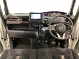 車内は光触媒抗菌消臭施工済です。インパネ周りはスタイリッシュなデザインで機能や装備も充実しています。グローブボックスやカップホルダーのほかにトレーなどたくさんの収納スペースが付いています。