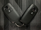 電子カードキーを携帯していれば、ドアハンドルやバックドアのリクエストスイッチを押すだけでドアの施錠・解錠気軽に出来ます。遠くはなれた場所からの操作も可能です。盗難防止のイモビライザー機能装備です!!!