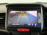 【バックカメラ】運転が苦手な方も車庫入れラクラクです!ギアをリバースに入れれば自動的に切り換わりますので、面倒な操作は不要です♪狭い駐車場もお車を傷つけず安心ですね!