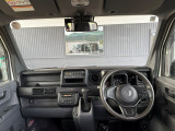見晴らしのいいフロントは、アイポイントも高く運転もしやすくなっております!シフトやスイッチ類などもインパネにまとめてあるので操作もしやすい設計となっております☆