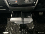 ミニテーブルとしてもカップホルダーとしても使用できる2WEY仕様です!使用しないときは収納できるのでスマートな車内空間を維持できます♪
