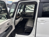 運転席からの視界は広く、運転操作もスムーズ。上質な素材が、車内をより快適な空間へと変えます。