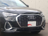 ●一目でAudiとわかる特徴的なシングルフレームグリル・LEDランプ。精悍なフロントマスクからAudiのスマートで上品なブランドを連想させてくれます。女性にも大変ご好評頂いております。