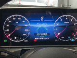 メルセデスのシートは少し硬めになっております。長時間の運転の際、適度な反発があることでお尻や腰の負担を減らす効果が御座います。