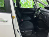 広々とした室内空間。運転席からの視界も良好で、運転操作もスムーズに行えます。快適な運転環境がここにあります。