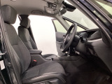 広い足元にゆったり座れるシートには肘掛けも装備しており長距離の運転でも疲れにくくなってます。女性でも運転がしやすいように、シートの高さ調整機能(シートリフター)がついています。