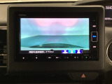 ギヤをR(バック)に入れるとナビの画面に後ろの映像が映るリアカメラ付です。後退時、コンディションが悪い視界でもカラーバックモニターがドライバーをサポートします。