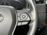 【ステアリングスイッチ右】手を離さずに様々な操作が可能です。