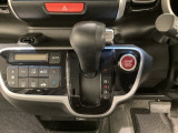 CVT車のセレクトレバーです。低速から高速まで、変速ショックのないスムーズな走りを実現するとともに、エンジン効率のよい領域を維持することで燃費にも貢献します。