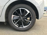タイヤの山はまだございます。