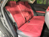 後部座席も気になるようなキズ・汚れやへたり等、大きなダメージはなく、良好な状態です。