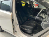 運転席、助手席です。座面も広くゆったりと座れてアームレストも付いているので重宝します。